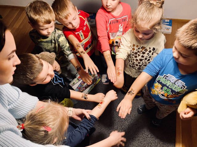 Dzieci Shamrock Kids pokazują swoje zmywalne tatuaże